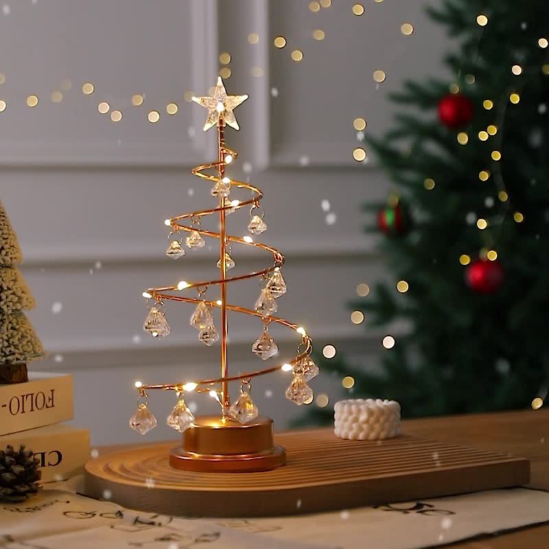Beleuchteter Weihnachtsbaum mit Kristallanhängern