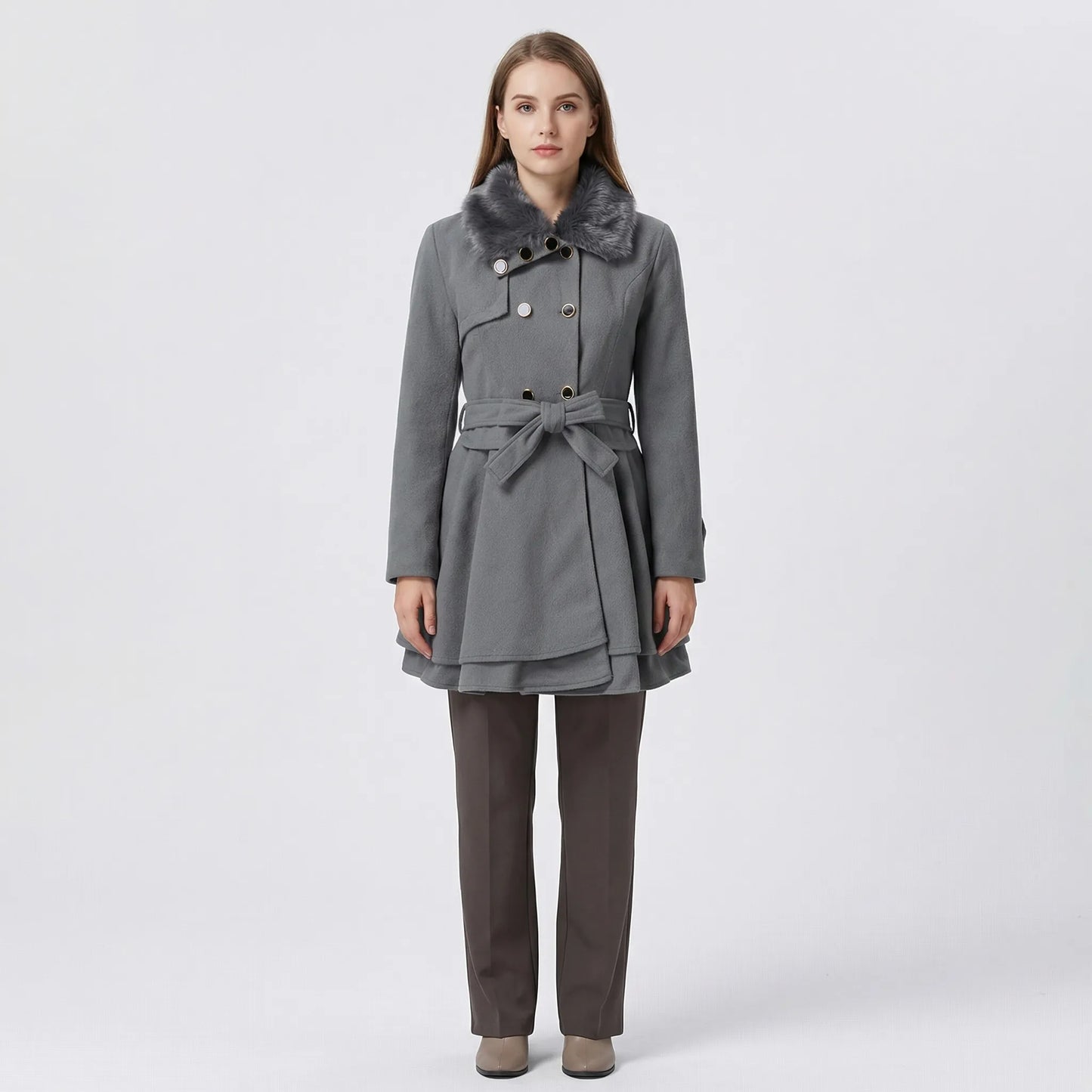 Eleganter Wintermantel mit Gürtel und Kunstfellkragen