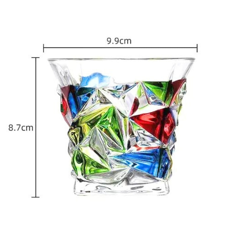 Vaso de vidrio de colores con diseño geométrico facetado