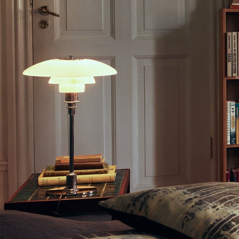 Dizajnerska stolna lampa sa staklenim sjenilom – Atmosferska svjetlost i minimalistička elegancija