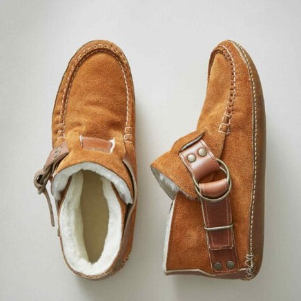 Botines de mujer con acabado de ante y hebilla decorativa