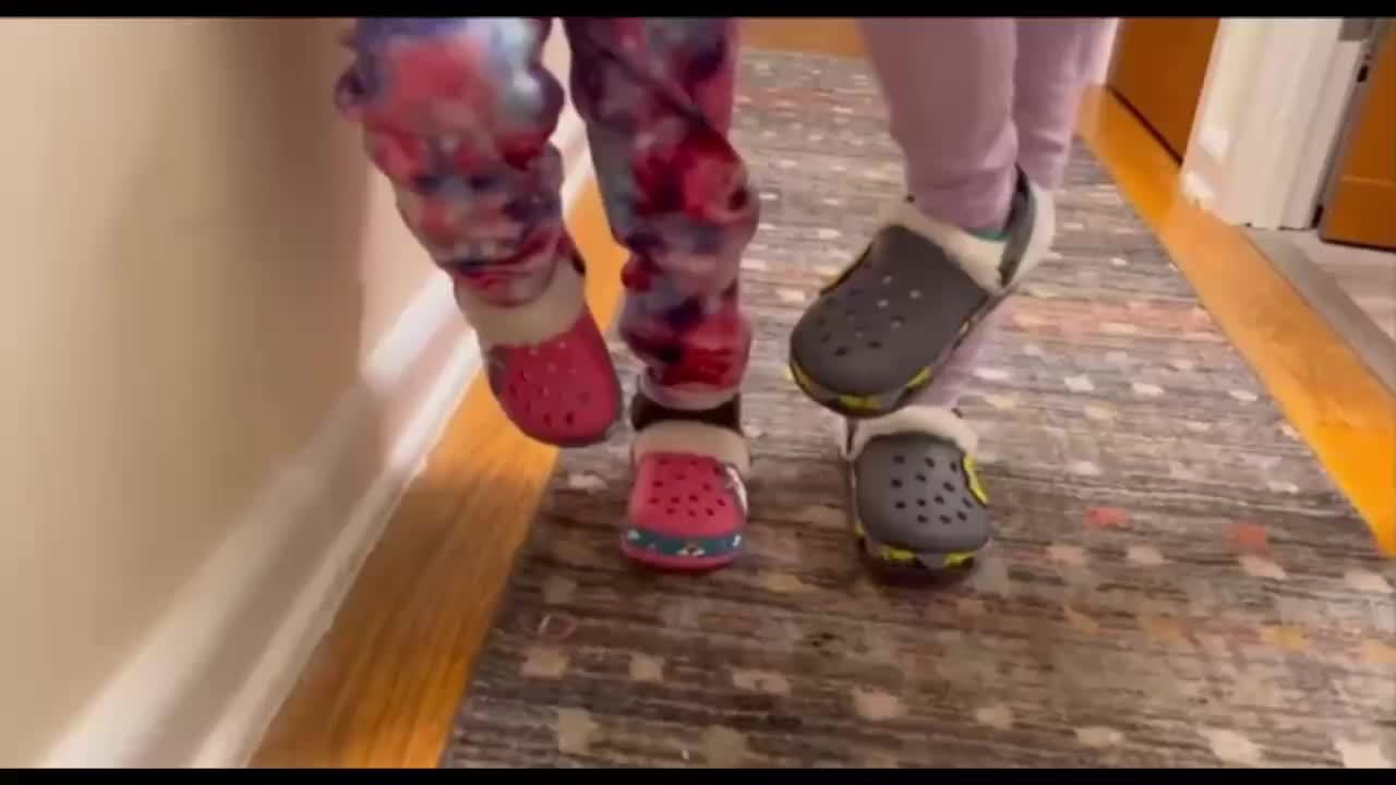 Zapatillas calefactables divertidas para niños: suaves y cómodas para interiores.