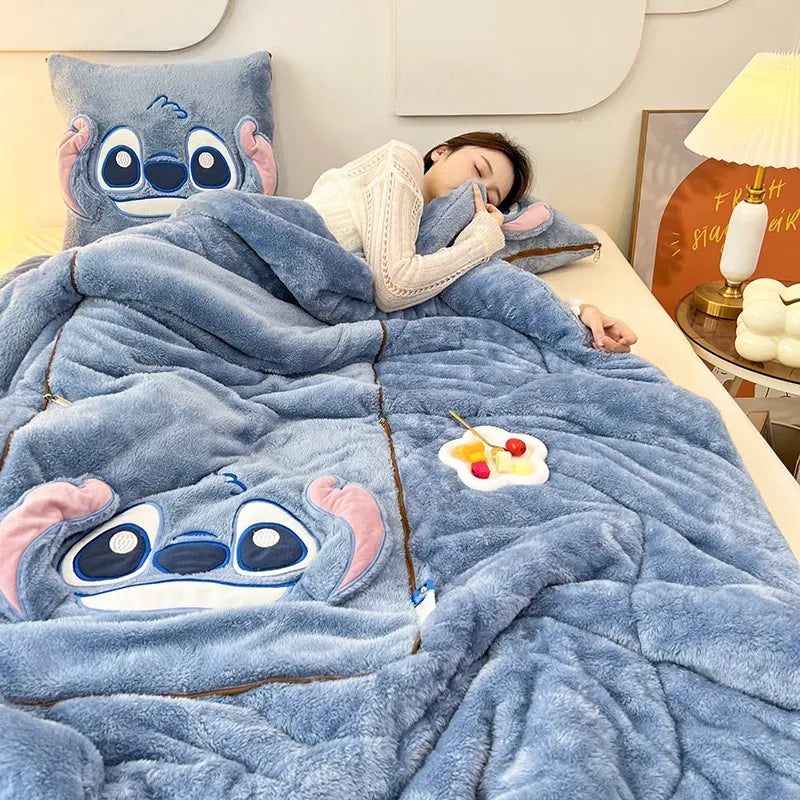 Flauschiges Decken- und Kissen-Set mit Tiermotiv