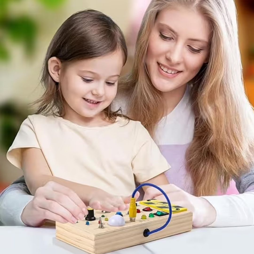 Interaktives Aktivitätsbrett für Kinder mit Schaltern und Tasten