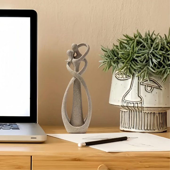 Escultura abstracta de una pareja enamorada abrazándose para decorar interiores