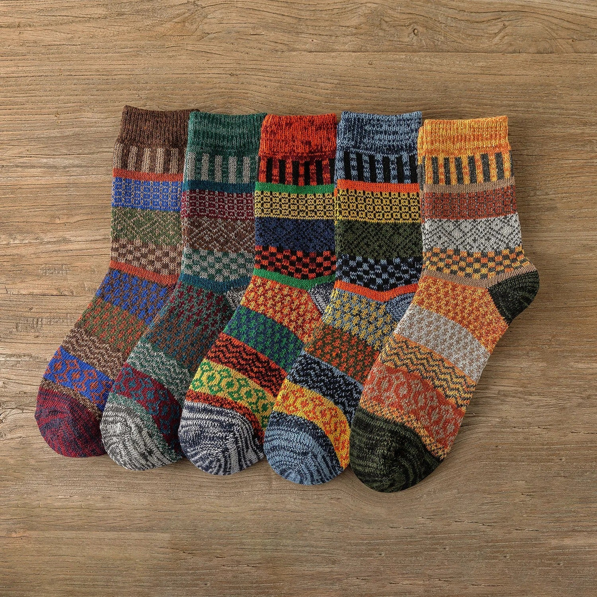 Warme Wintersocken mit buntem Strickmuster