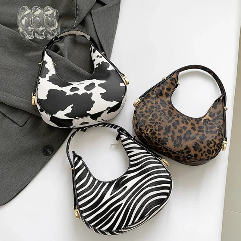 Halbmond-Schultertasche mit Animalprint