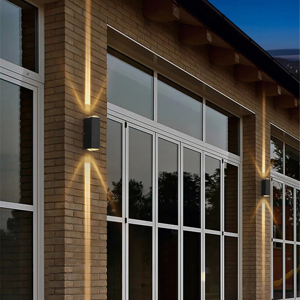 Aplique de exterior LumiGlow: luz atmosférica y resistente a la intemperie