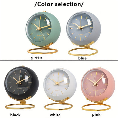 Reloj de escritorio nórdico silencioso: manecillas luminosas y marco de metal