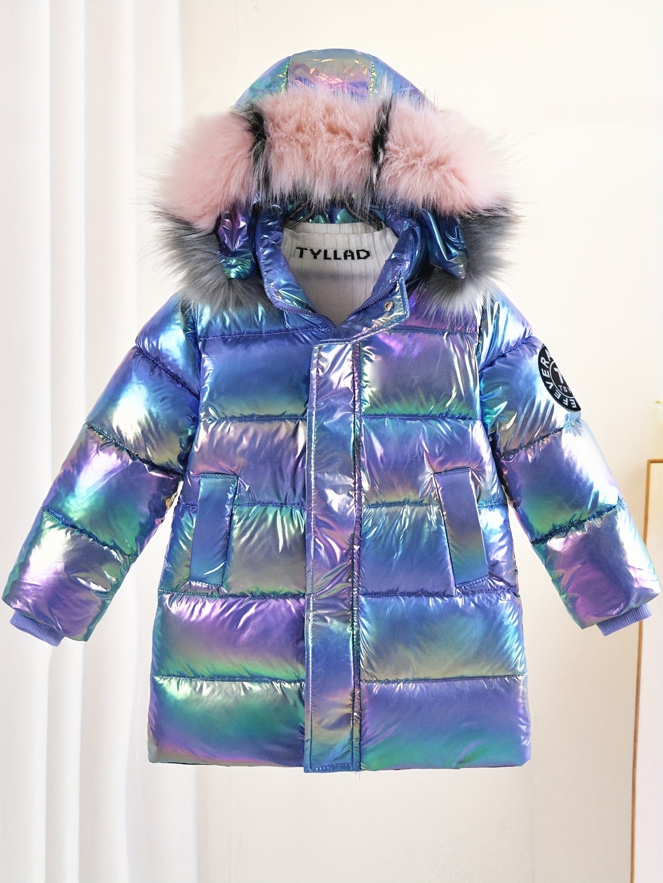 Chaqueta de invierno brillante de Sophie para niños: moderna y cálida para los días fríos.