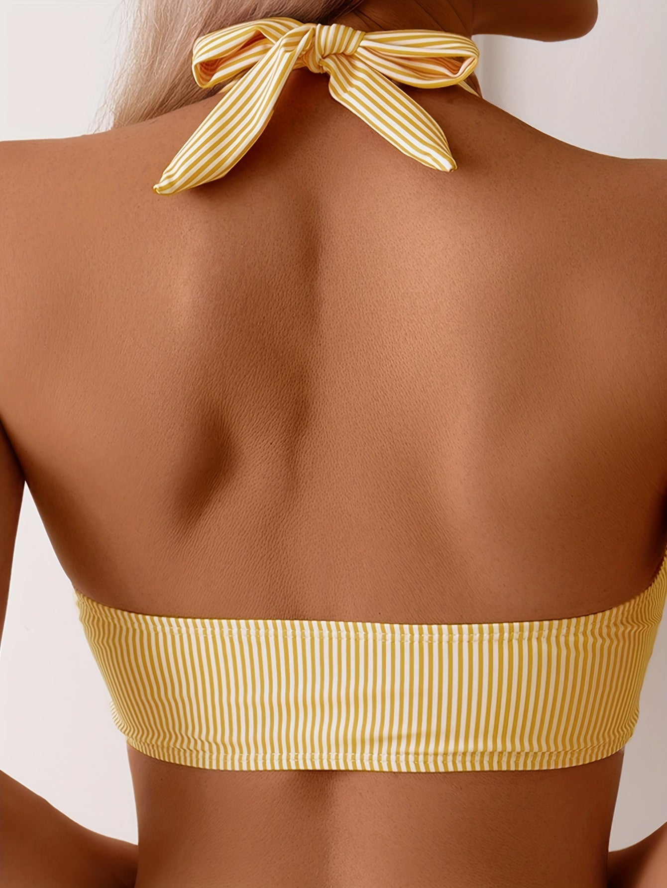 Ženski bikini set s finim prugastim halter dizajnom – ugodno i moderno