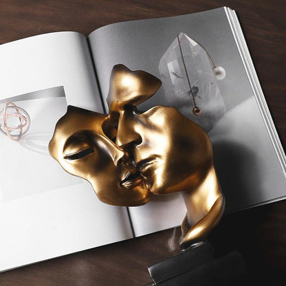 Escultura decorativa de una pareja de enamorados con rostros abstractos