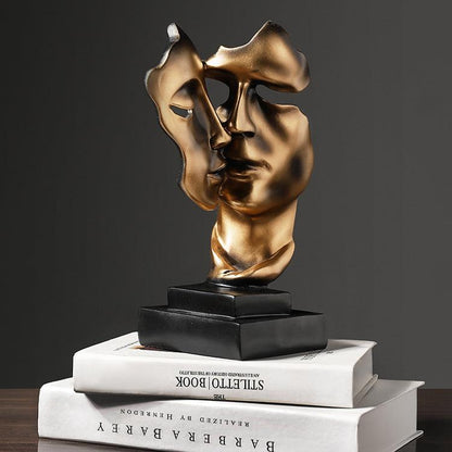 Escultura decorativa de una pareja de enamorados con rostros abstractos