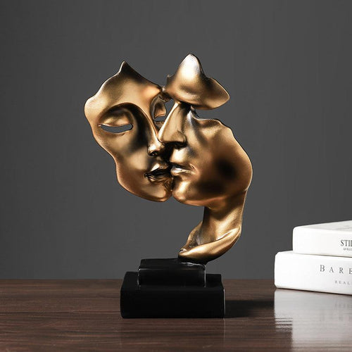 Escultura decorativa de una pareja de enamorados con rostros abstractos