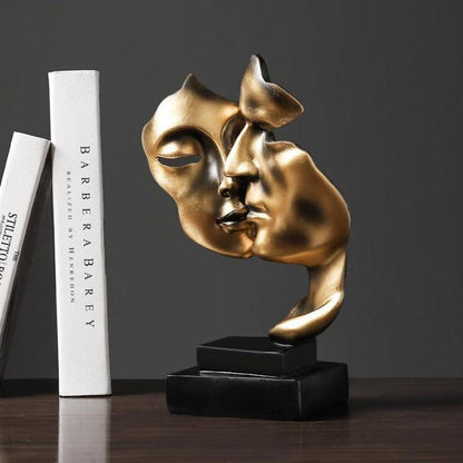 Escultura decorativa de una pareja de enamorados con rostros abstractos