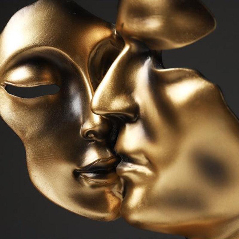 Escultura decorativa de una pareja de enamorados con rostros abstractos