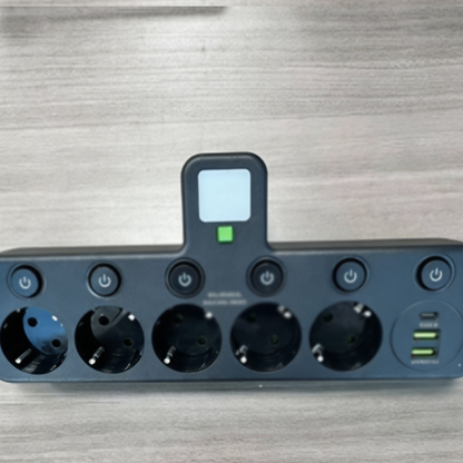 Regleta de pared con 4 tomas, puertos USB y luz nocturna