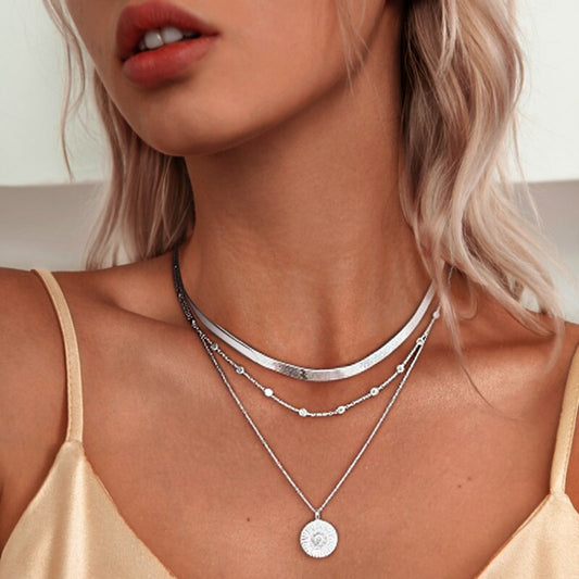 Delicada cadena de plata de tres capas: un elegante accesorio para el uso diario.