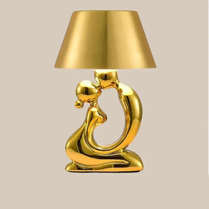 Designer-Tischleuchte mit geschwungenem Figurenfuß