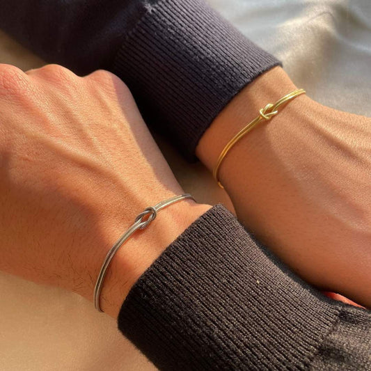 Elegante pulsera anudada: sutil y sofisticada.