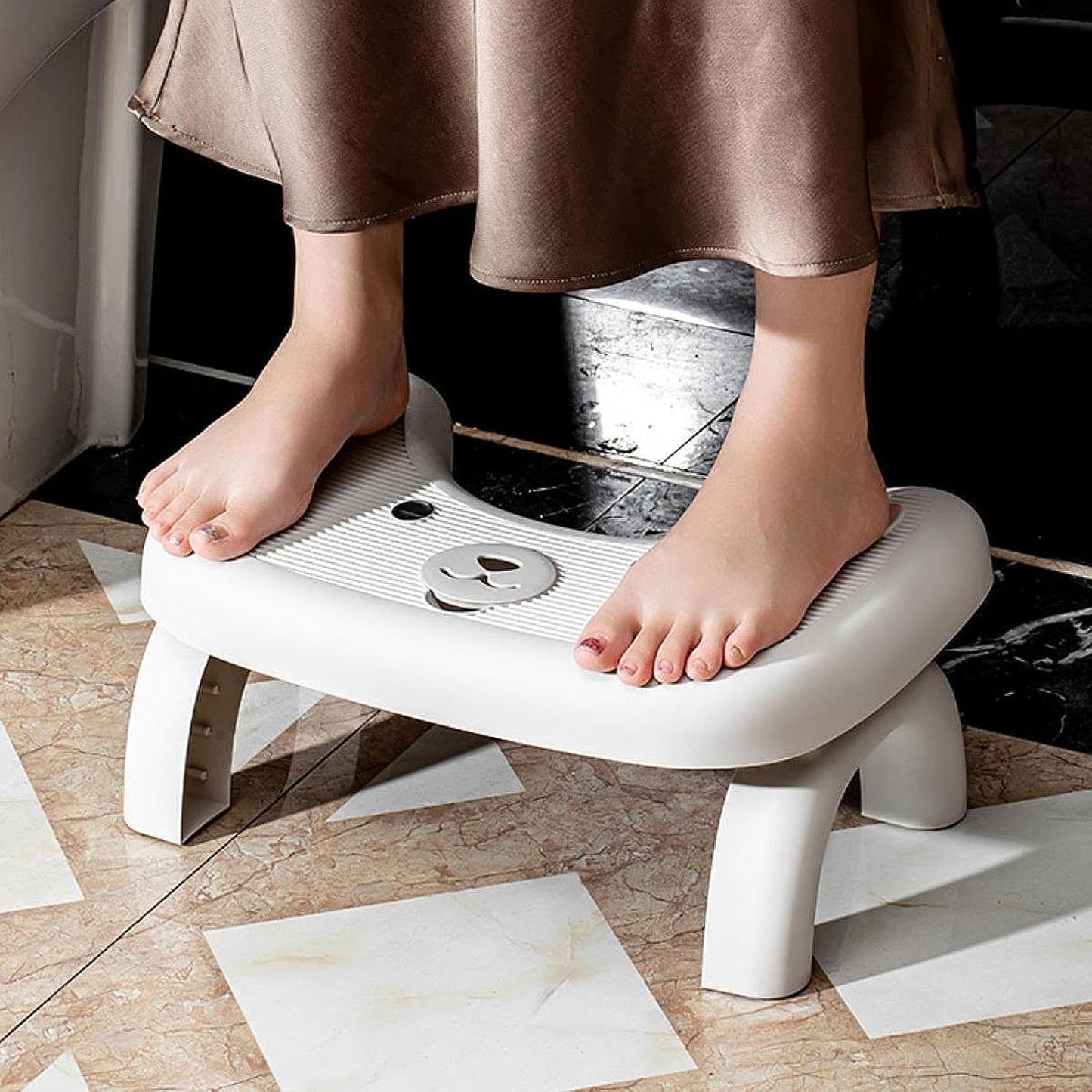 Reposapiés para inodoro con escalón para apoyar los pies