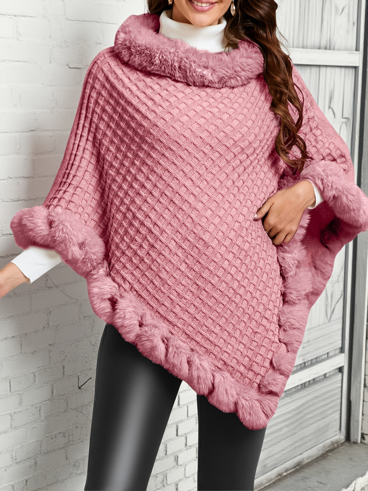 Elegante capa de punto para mujer con ribete de piel sintética