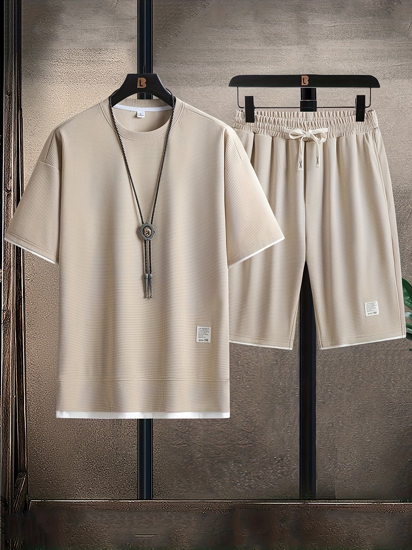 Conjunto moderno para homem com gola redonda – confortável e respirável para verões ativos.
