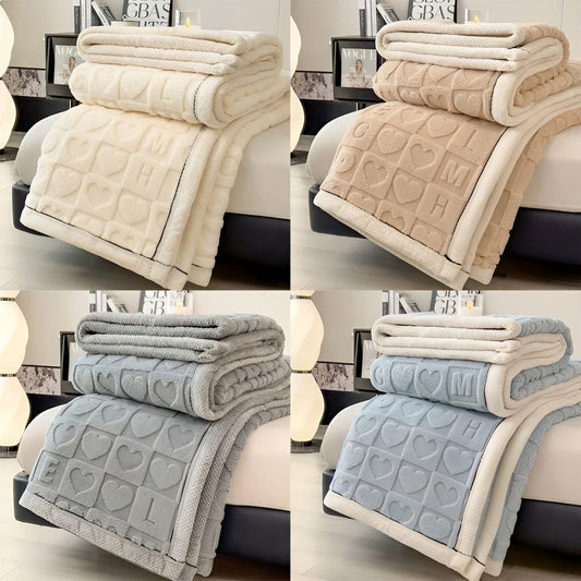 Wendbare Kuscheldecke mit Herz- und Buchstabenmuster