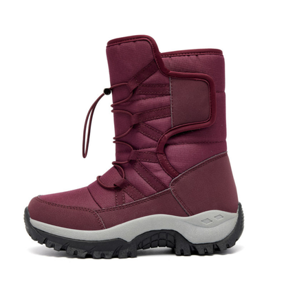 Botas de inverno forradas com sola de perfil antiderrapante e fecho prático