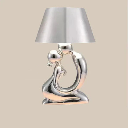 Designer-Tischleuchte mit geschwungenem Figurenfuß