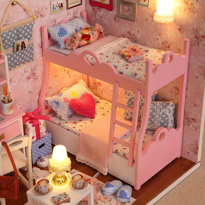 Casa de muñecas para niña encantada: un modelo DIY bonito y detallado