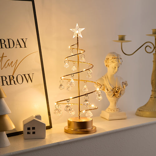 Beleuchteter Weihnachtsbaum mit Kristallanhängern