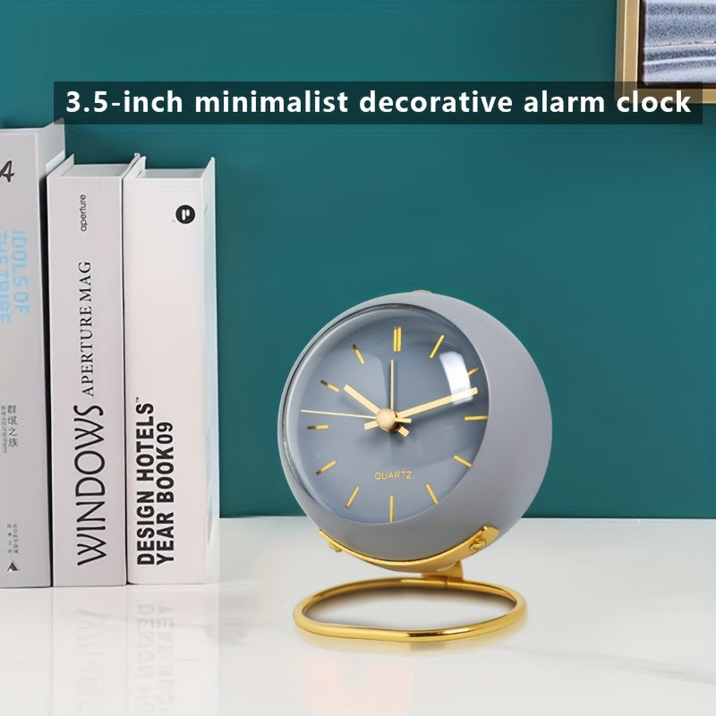 Reloj de escritorio nórdico silencioso: manecillas luminosas y marco de metal