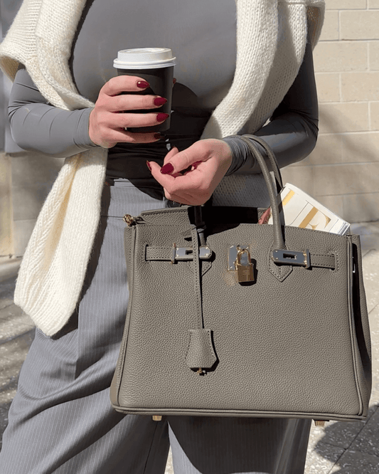 Bolso de piel para mujer: elegancia atemporal y espacio de almacenamiento.