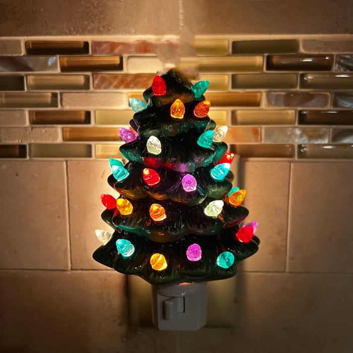Beleuchteter Weihnachtsbaum als Nachtlicht