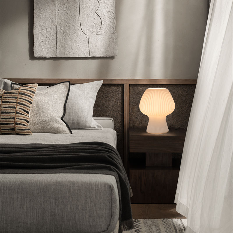 Geriffelte LED Tischlampe im Pilzdesign