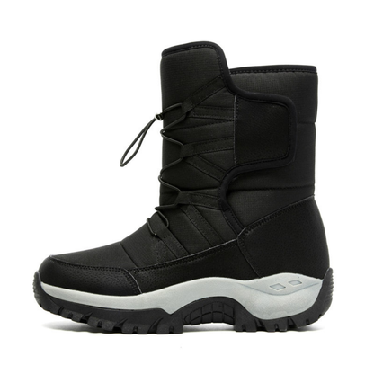 Botas de inverno forradas com sola de perfil antiderrapante e fecho prático