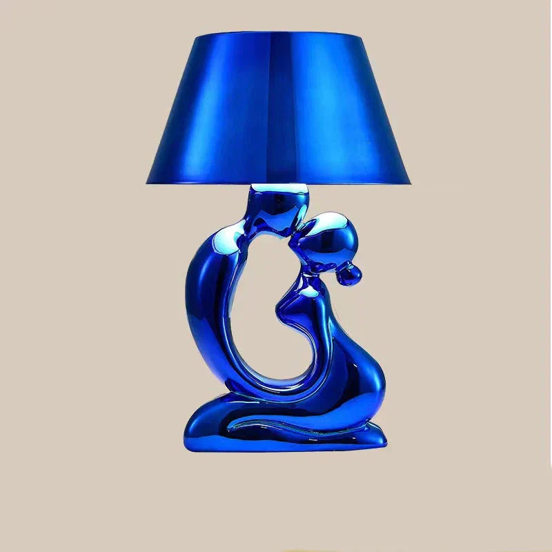 Designer-Tischleuchte mit geschwungenem Figurenfuß