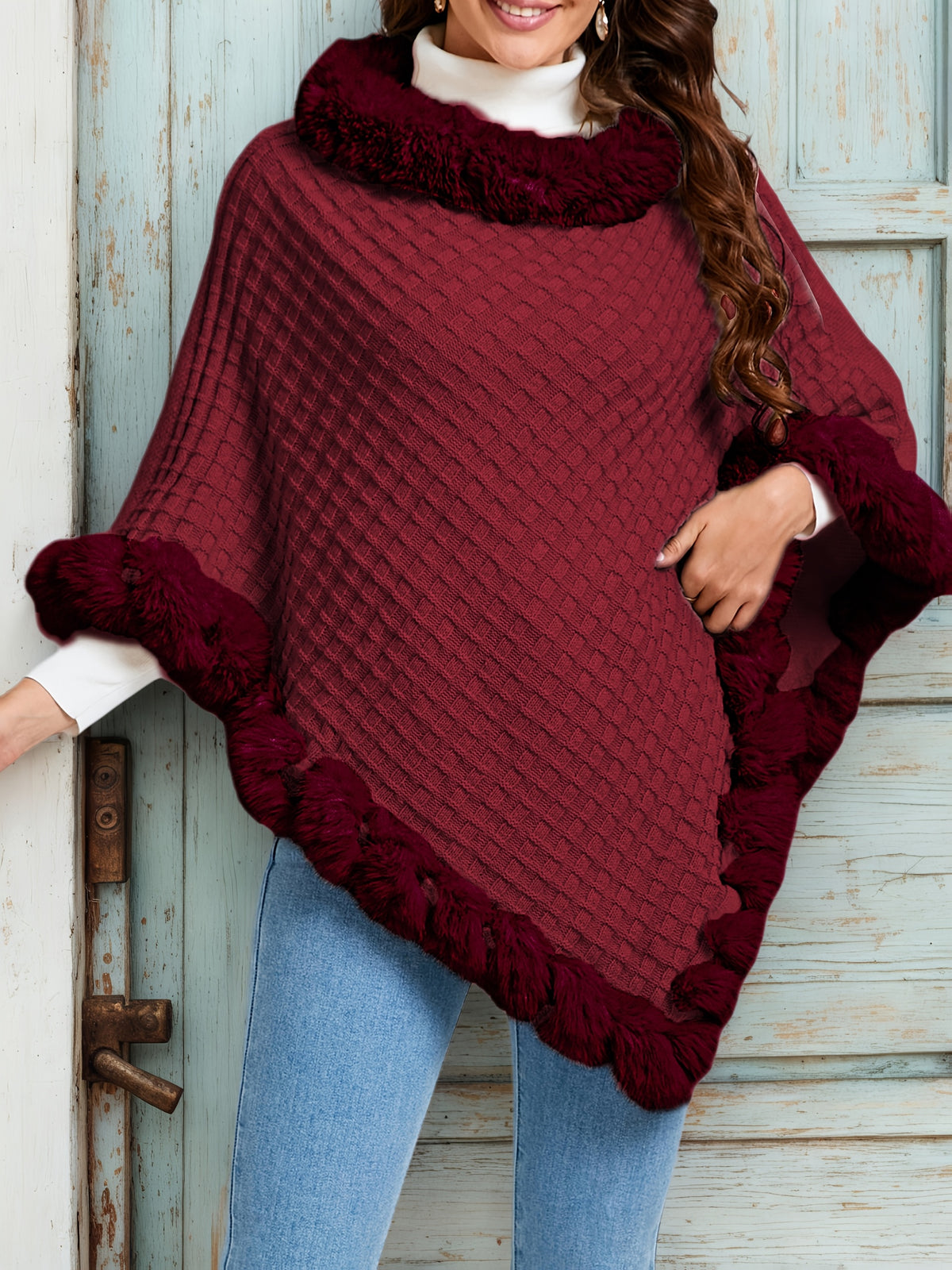 Elegante capa de punto para mujer con ribete de piel sintética