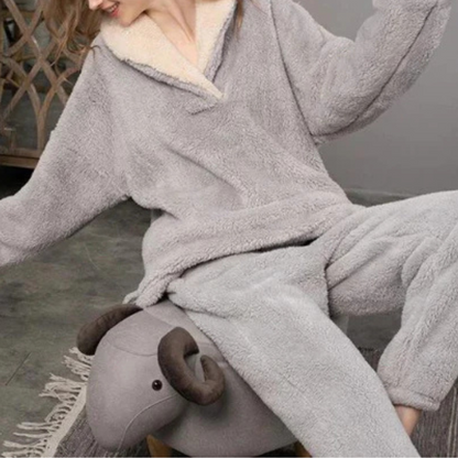 Suave conjunto de pijama de forro polar de dos piezas para los días fríos