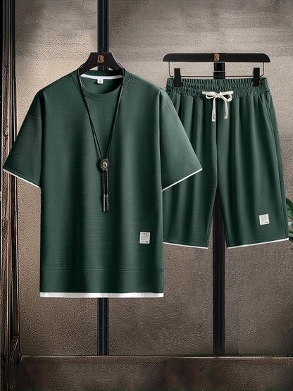 Conjunto moderno para homem com gola redonda – confortável e respirável para verões ativos.