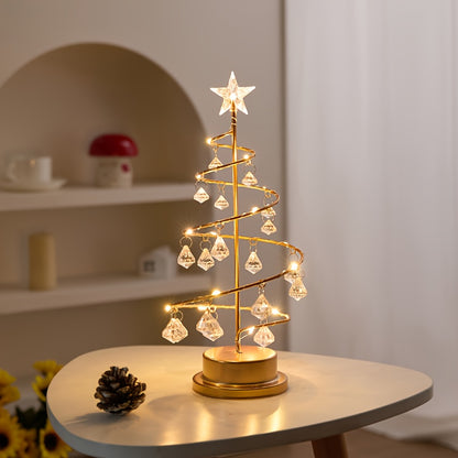 Beleuchteter Weihnachtsbaum mit Kristallanhängern