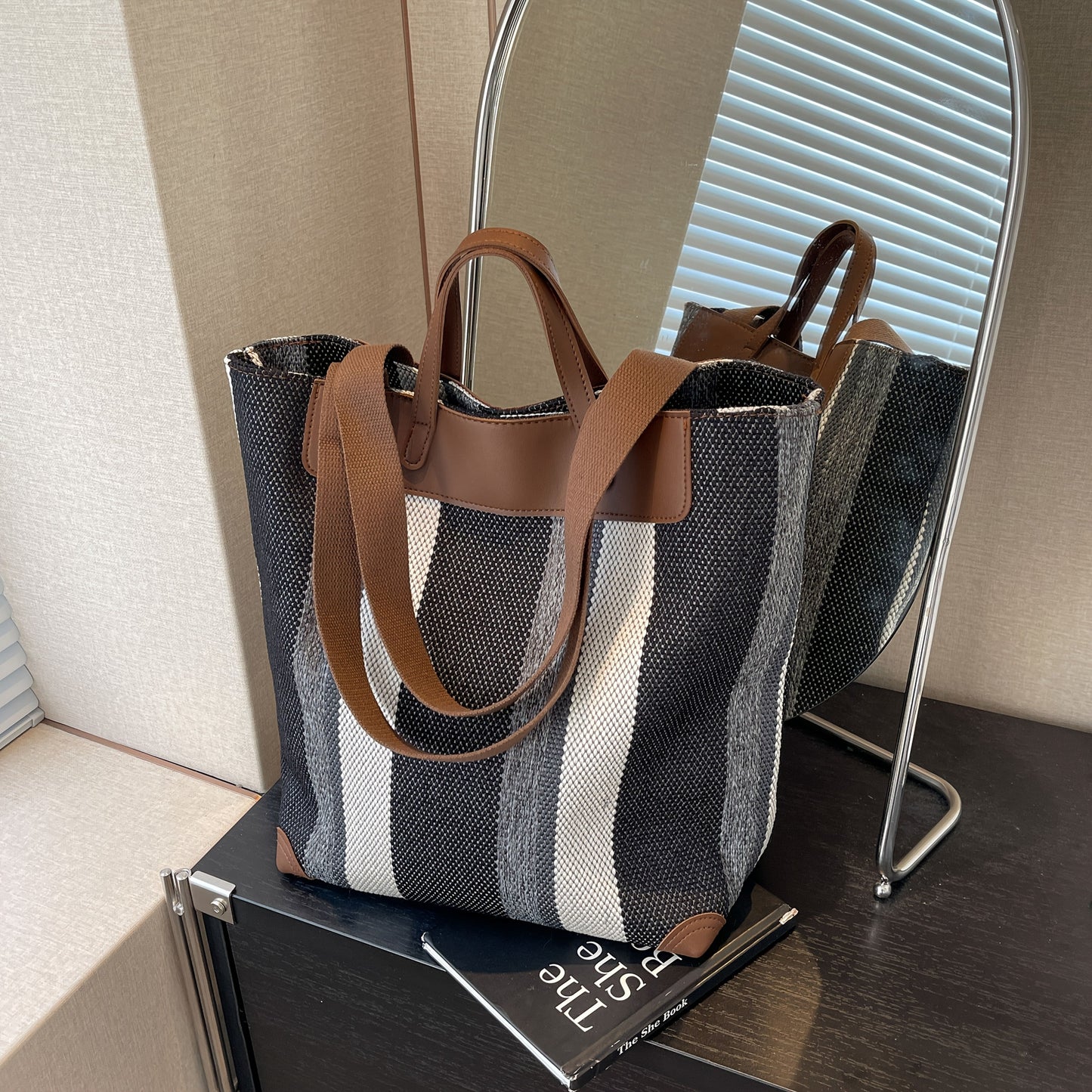 MetroStripe casual tote – Funkcionalnost i dizajn