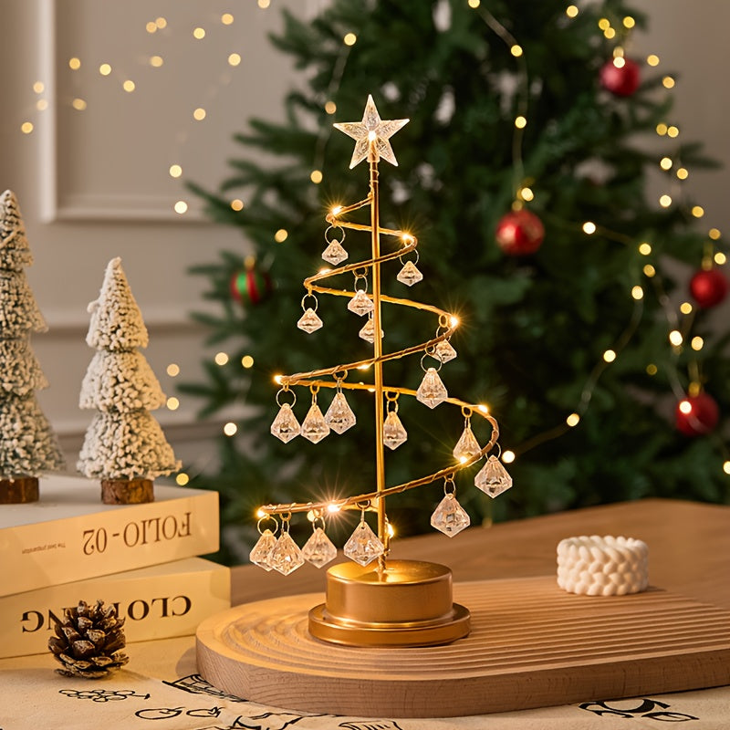 Beleuchteter Weihnachtsbaum mit Kristallanhängern