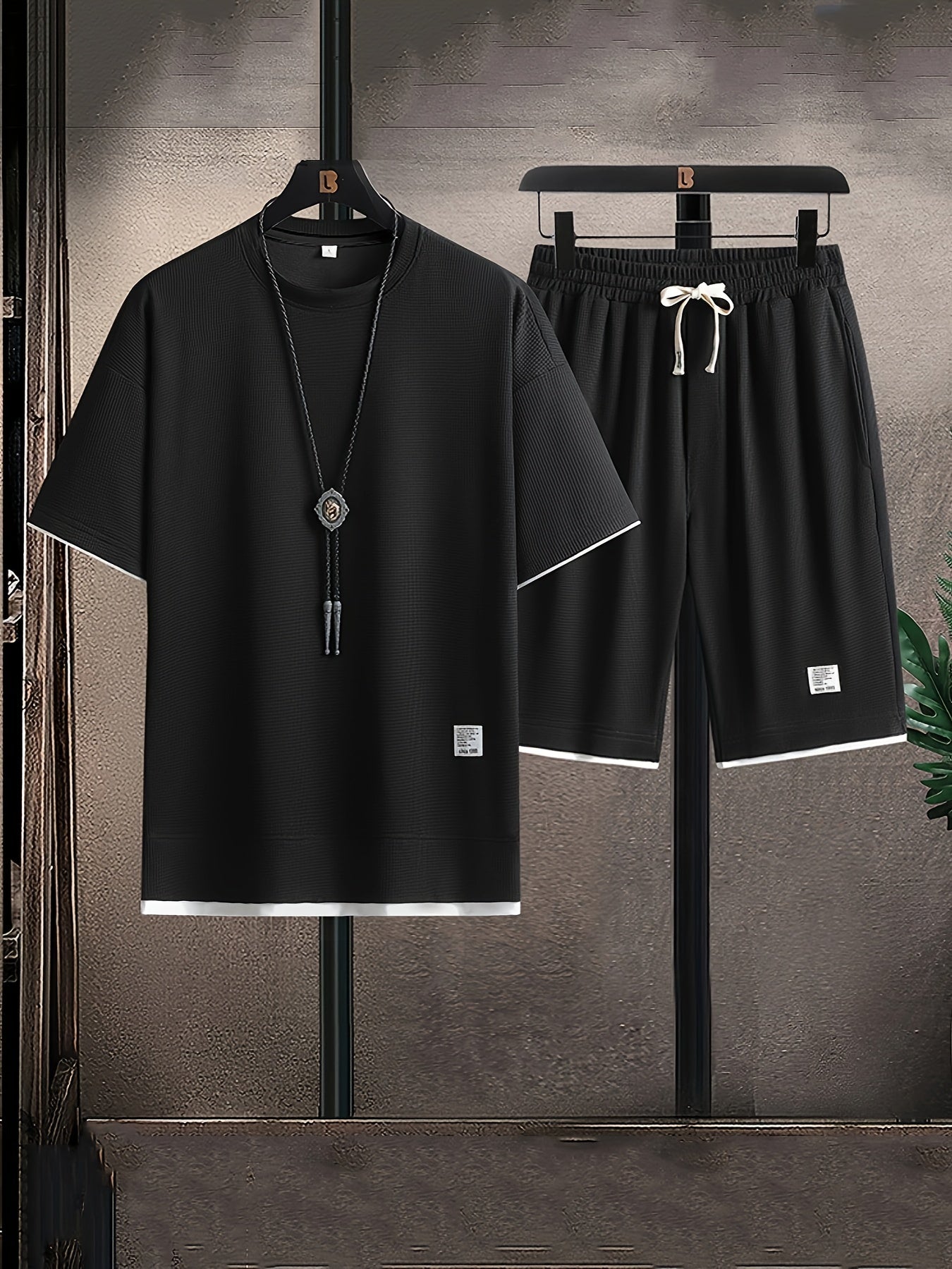 Conjunto moderno para homem com gola redonda – confortável e respirável para verões ativos.