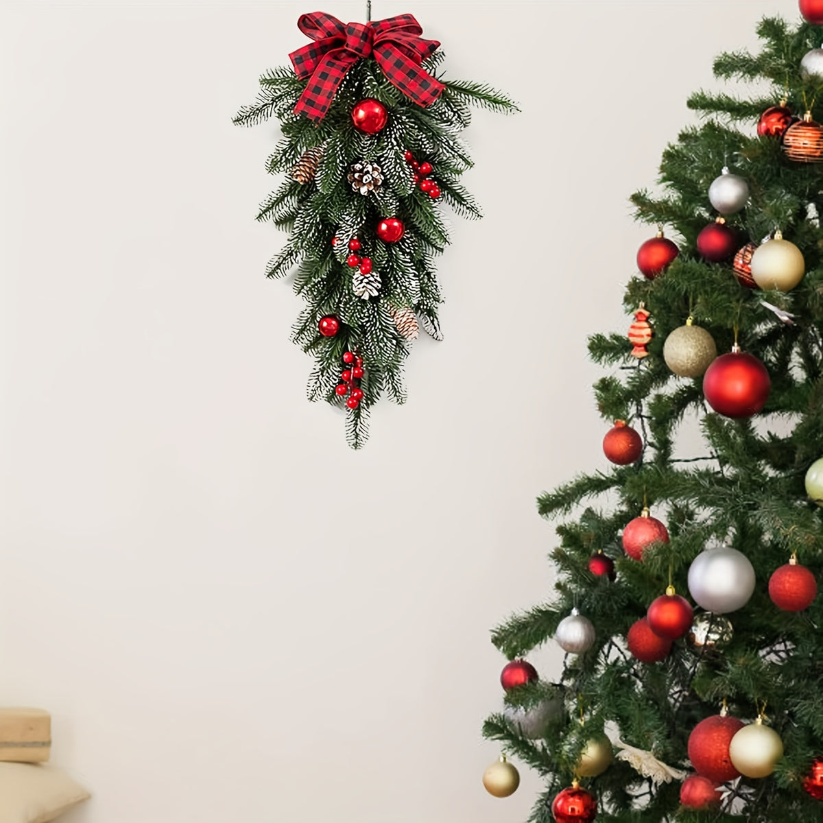 Weihnachtlicher Tannenzweig-Türschmuck mit Beeren