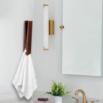 Drvena zidna vješalica u obliku štipaljke za rublje s ljepljivim pričvršćivanjem