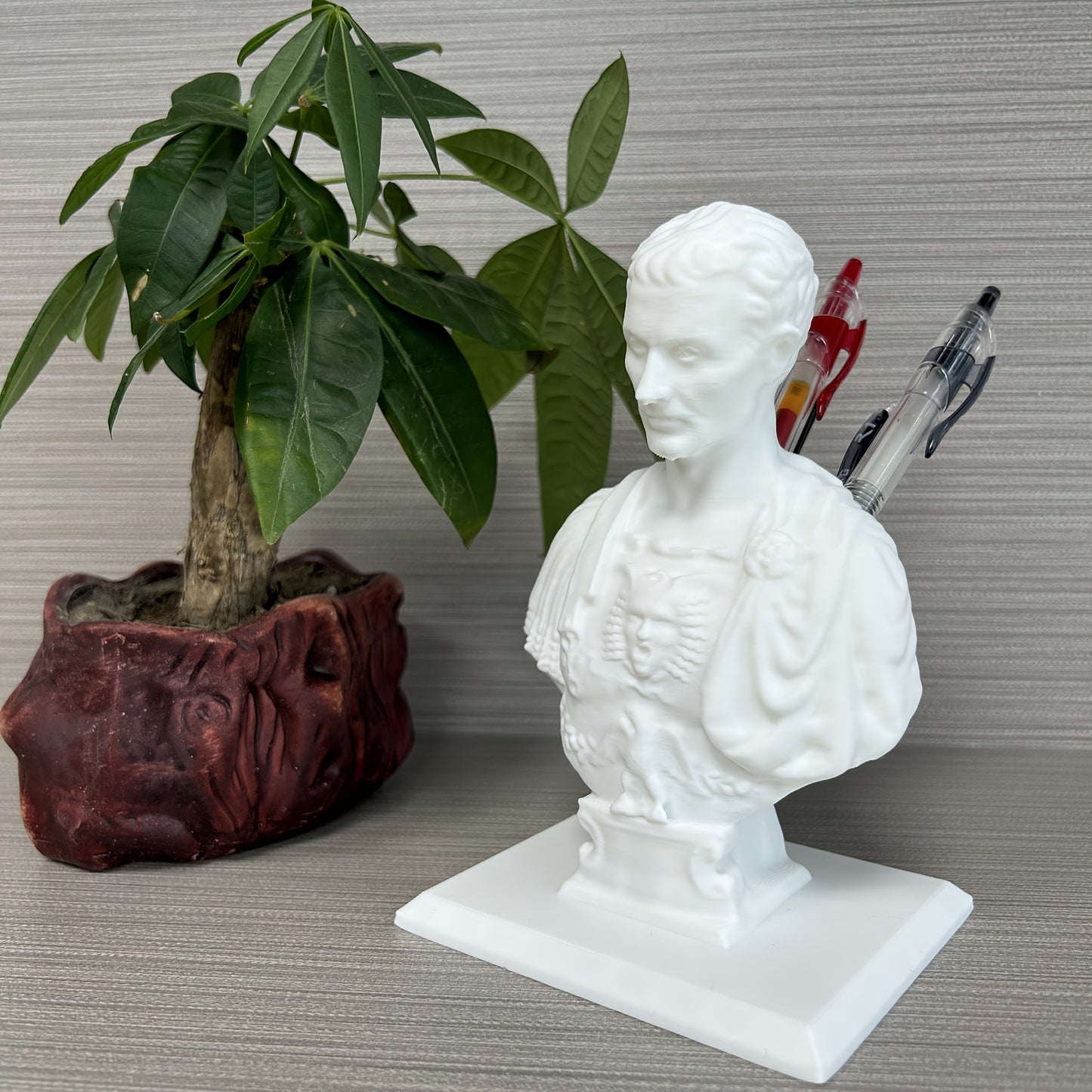 Caesars pero – Kreativni držač za olovke Julius Caesar