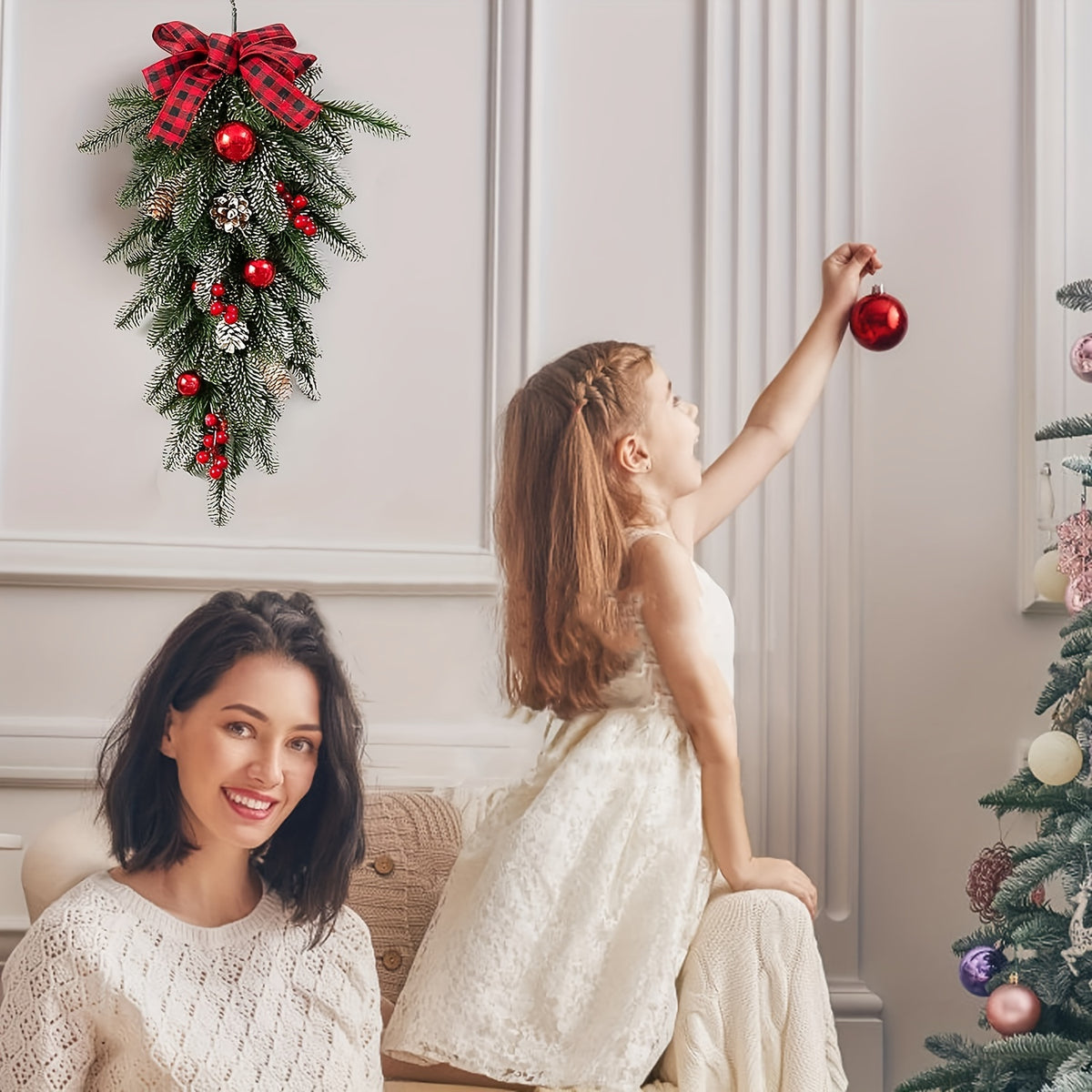 Weihnachtlicher Tannenzweig-Türschmuck mit Beeren