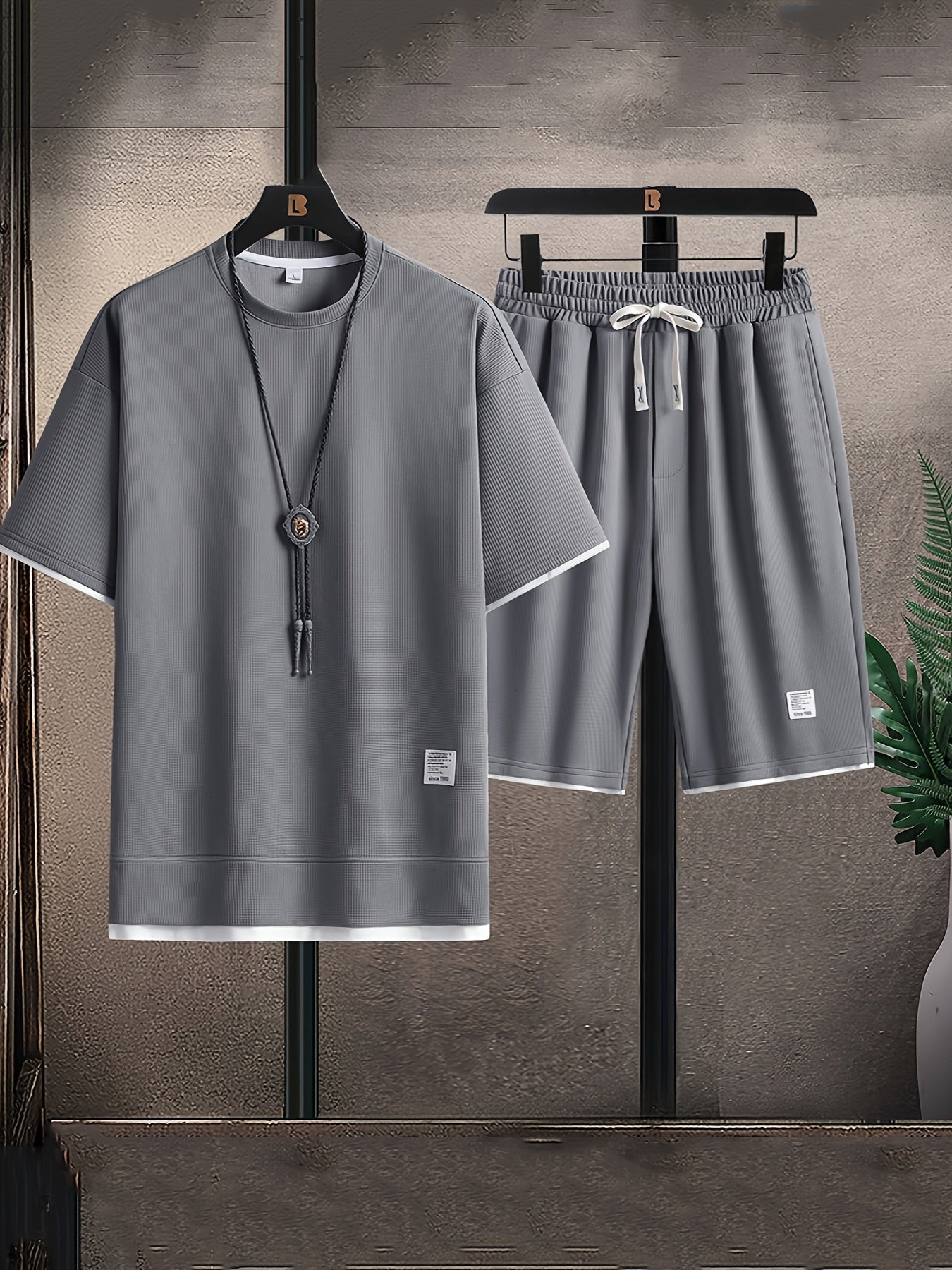 Conjunto moderno para homem com gola redonda – confortável e respirável para verões ativos.